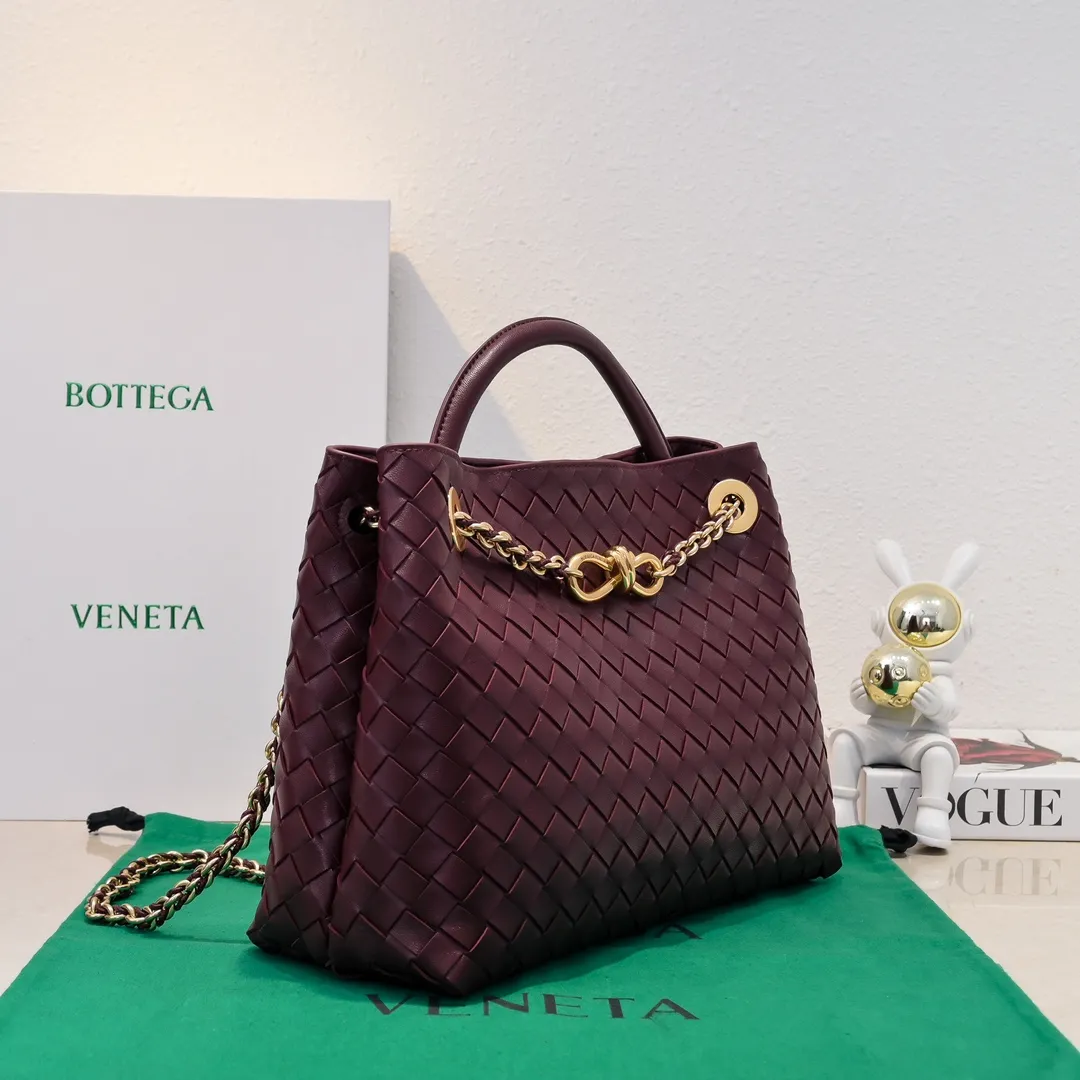 Batch 2460 BOTTEGA VENETA 2024 spring and summer new small ANDIAMO chain bag is also available! 🔥🔥I believe many friends have been waiting for a long time. The metallic chain adds a touch of sophistication to the original softness and elegance of Andiamo. The collision of classic craftsmanship and elegance creates a different kind of beauty. Style number: 6009 Size: 32*24*12cm